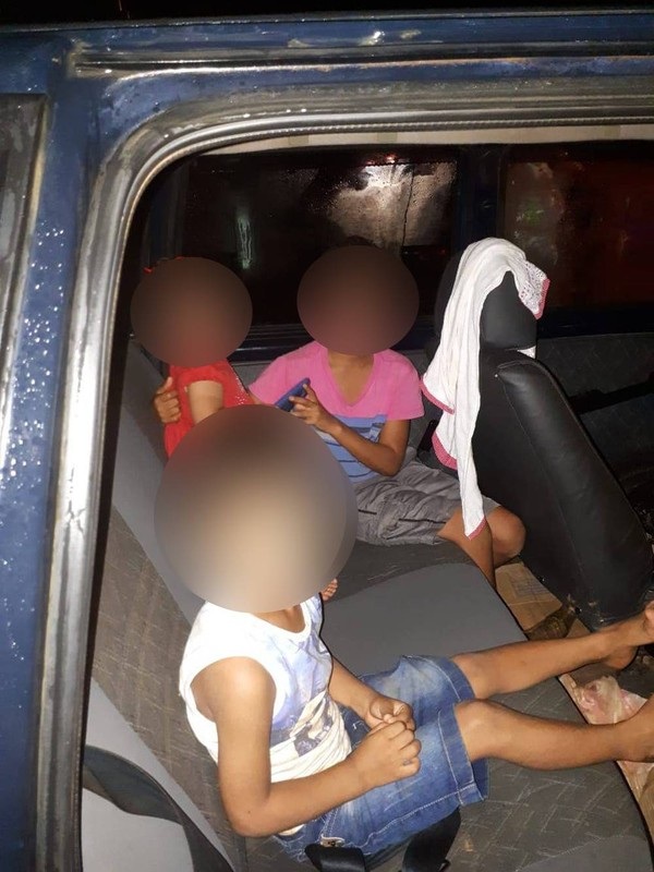 Crianças de 4 e 10 anos, e o bebê, estavam deitados no banco traseiro do automóvel, na frente da boate em Sapezal — Foto: PM-MT/ Divulgação